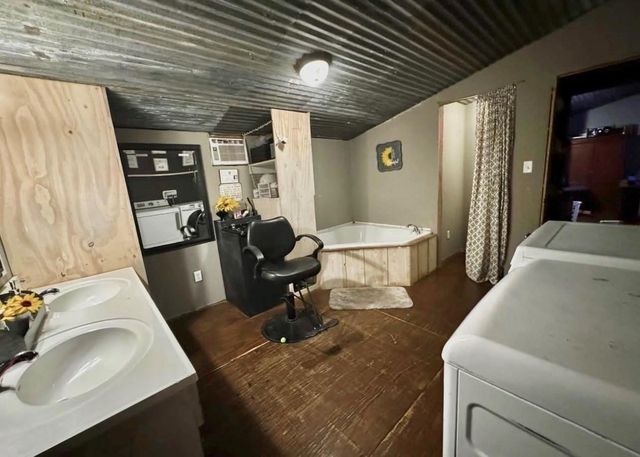 655 Piney Point Drive, Milam, TX 75959