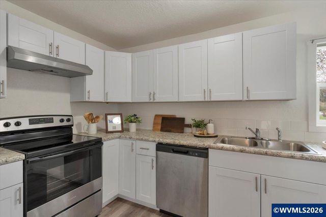 809 SW Ash St, Dallas, OR 97338