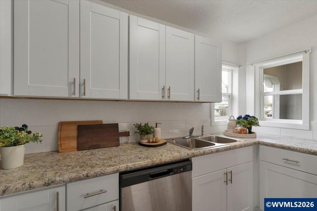 809 SW Ash St, Dallas, OR 97338