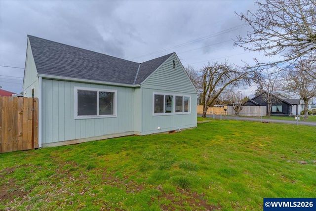 809 SW Ash St, Dallas, OR 97338