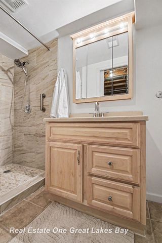 2338 Bay Woods Court, Bay City, MI 48706
