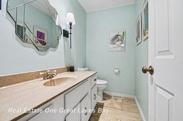 2338 Bay Woods Court, Bay City, MI 48706