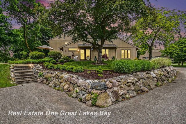 2338 Bay Woods Court, Bay City, MI 48706