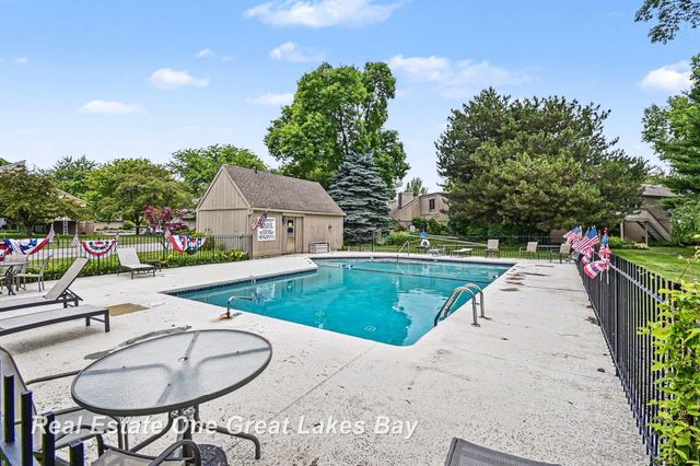 2338 Bay Woods Court, Bay City, MI 48706