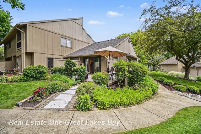 2338 Bay Woods Court, Bay City, MI 48706