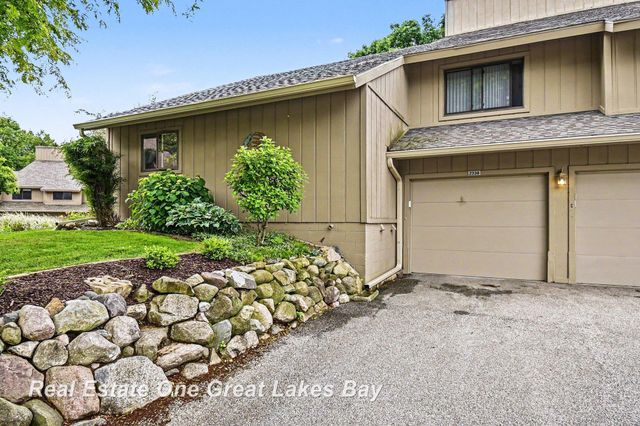 2338 Bay Woods Court, Bay City, MI 48706