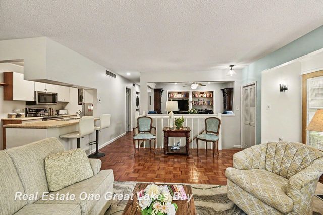 2338 Bay Woods Court, Bay City, MI 48706