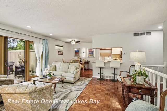2338 Bay Woods Court, Bay City, MI 48706