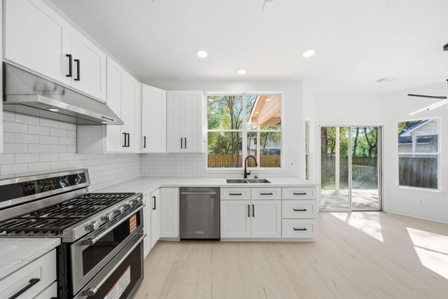 82 N Apple Springs Circle, The Woodlands, TX 77382