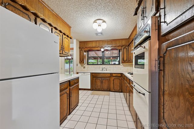 11212 N 106th East Avenue, Owasso, OK 74055