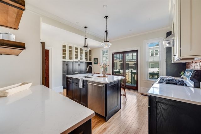 582 E 7th St, Boston, MA 02127