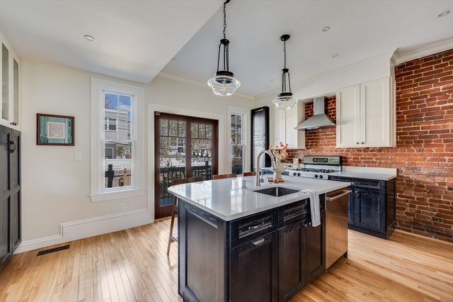 582 E 7th St, Boston, MA 02127