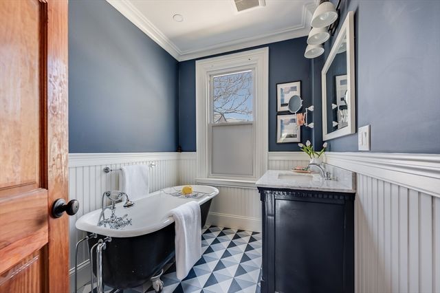 582 E 7th St, Boston, MA 02127