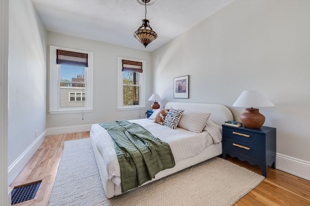 582 E 7th St, Boston, MA 02127