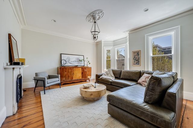 582 E 7th St, Boston, MA 02127
