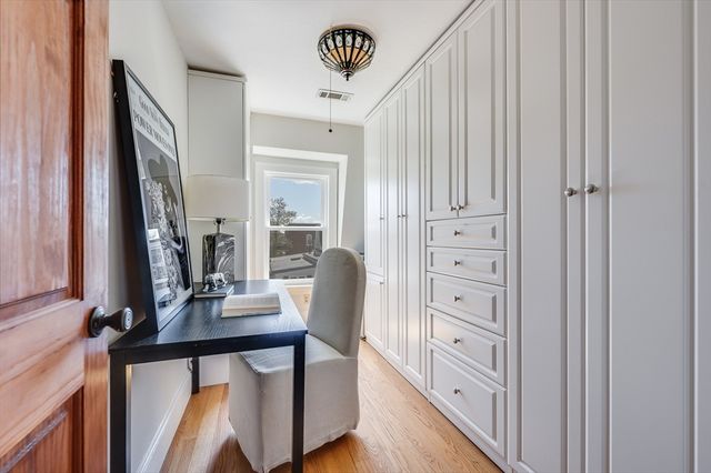 582 E 7th St, Boston, MA 02127
