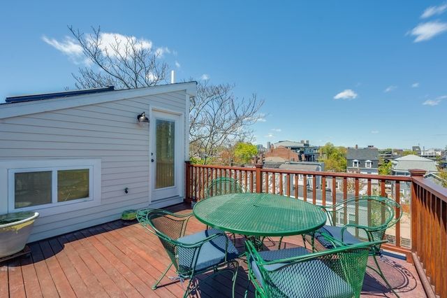 582 E 7th St, Boston, MA 02127