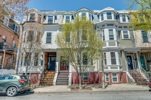 582 E 7th St, Boston, MA 02127