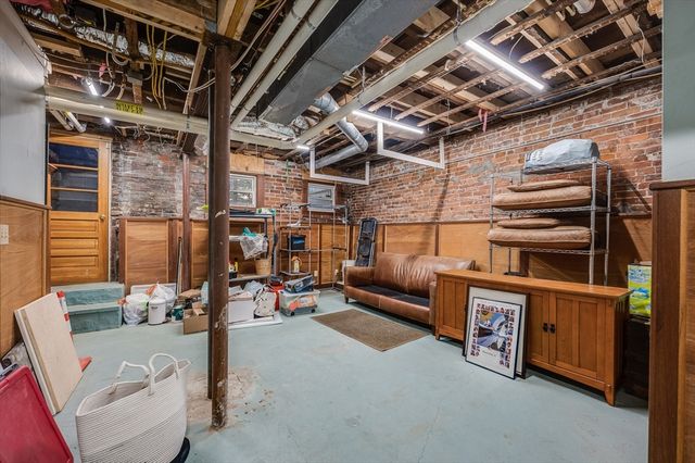582 E 7th St, Boston, MA 02127