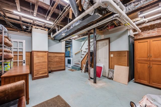 582 E 7th St, Boston, MA 02127