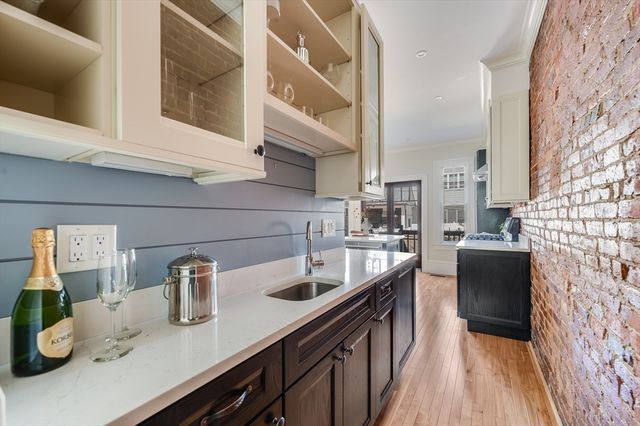 582 E 7th St, Boston, MA 02127