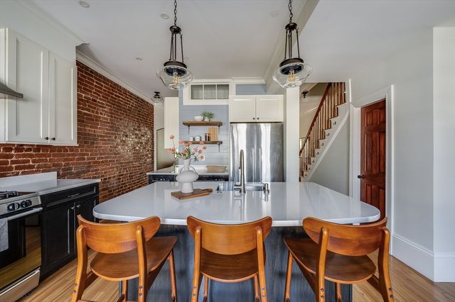 582 E 7th St, Boston, MA 02127