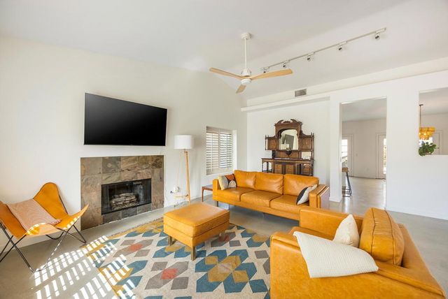 2190 N Paseo De Anza, Palm Springs, CA 92262