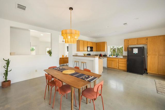 2190 N Paseo De Anza, Palm Springs, CA 92262
