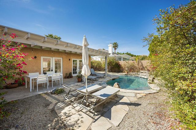 2190 N Paseo De Anza, Palm Springs, CA 92262