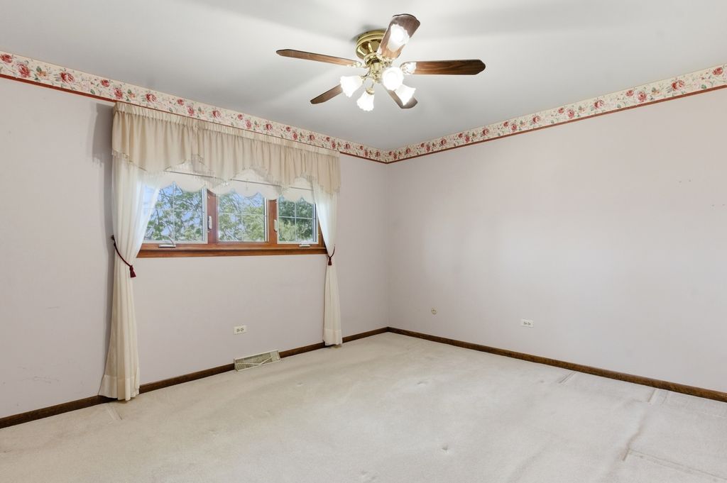 Image 11 of property listing at 14044 Terry Drive, Orland Park, IL 60462