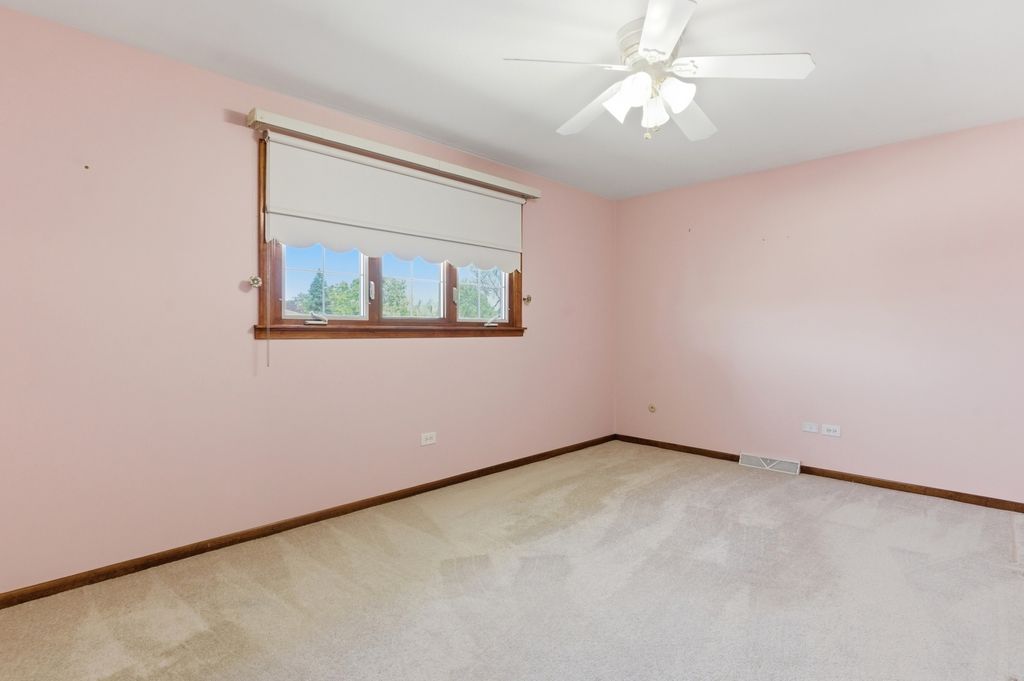 Image 12 of property listing at 14044 Terry Drive, Orland Park, IL 60462