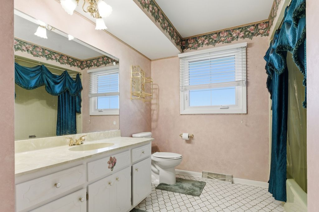 Image 14 of property listing at 14044 Terry Drive, Orland Park, IL 60462