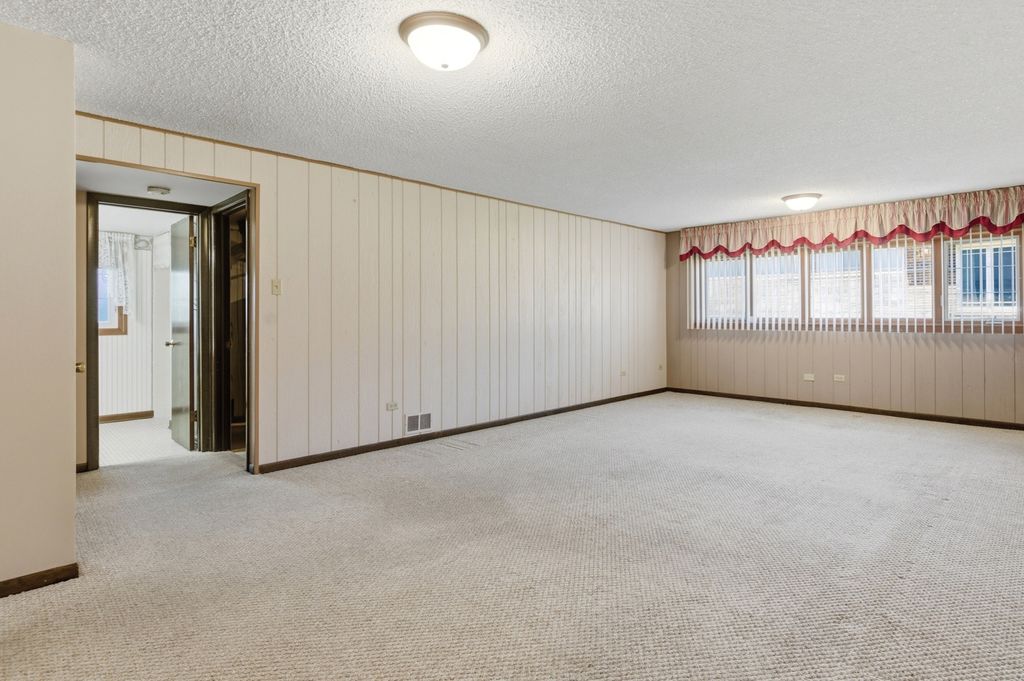 Image 16 of property listing at 14044 Terry Drive, Orland Park, IL 60462