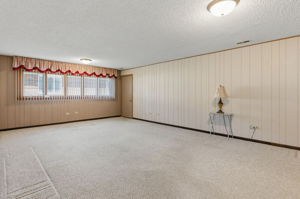 Image 17 of property listing at 14044 Terry Drive, Orland Park, IL 60462