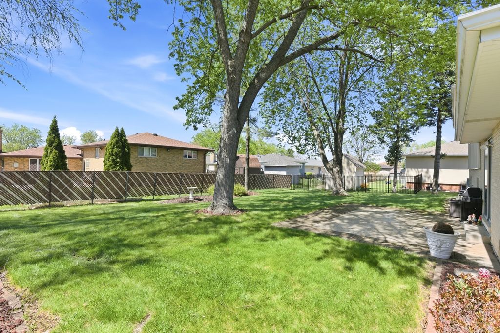 Image 20 of property listing at 14044 Terry Drive, Orland Park, IL 60462
