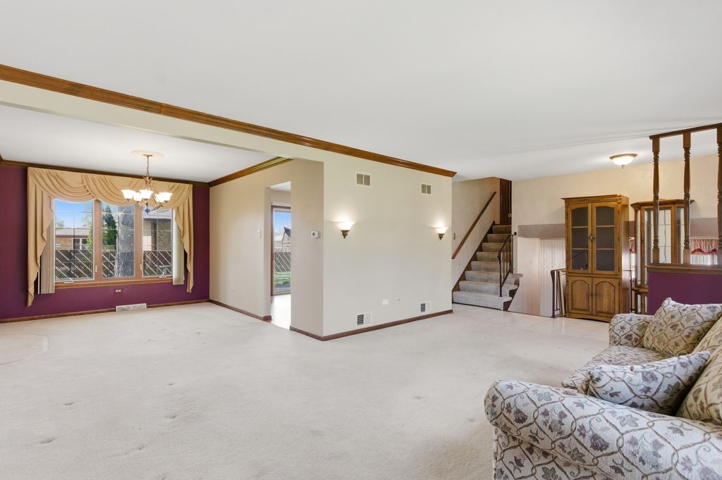 Image 3 of property listing at 14044 Terry Drive, Orland Park, IL 60462