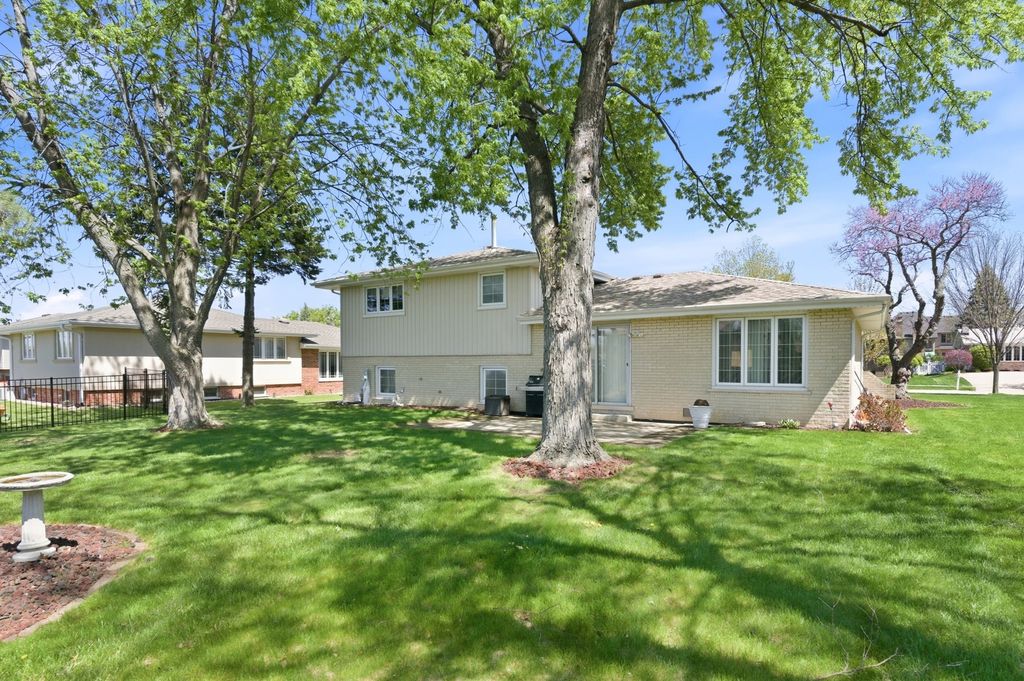 Image 23 of property listing at 14044 Terry Drive, Orland Park, IL 60462