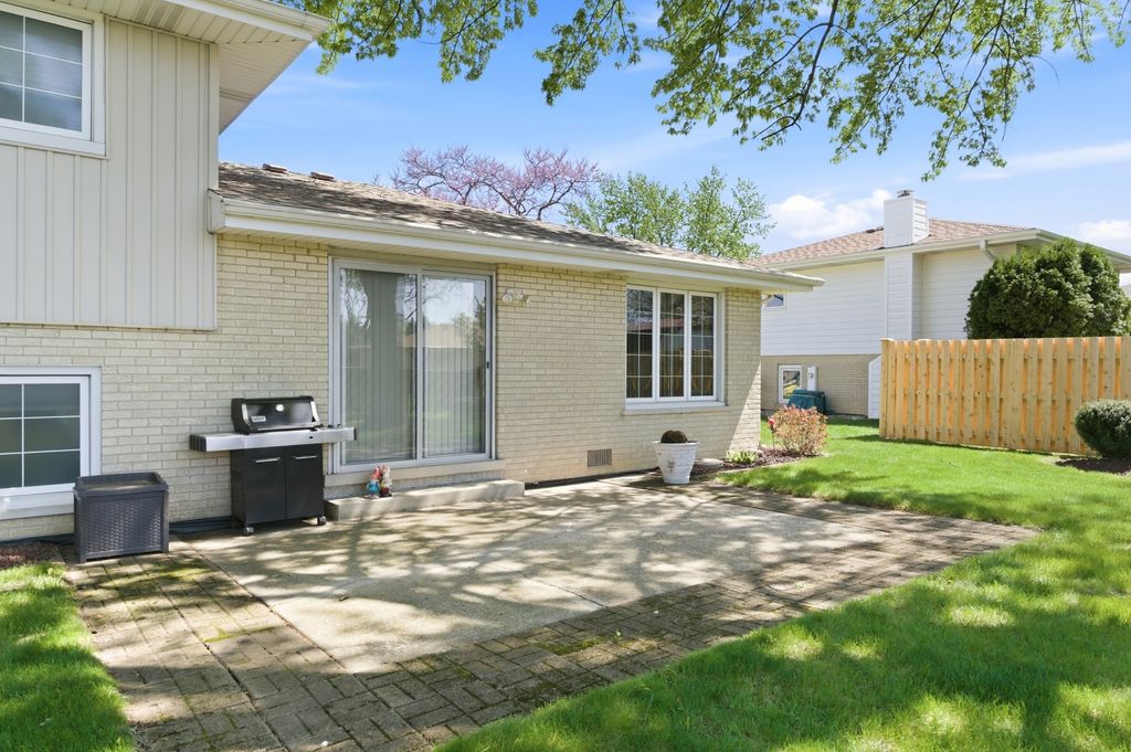 Image 24 of property listing at 14044 Terry Drive, Orland Park, IL 60462