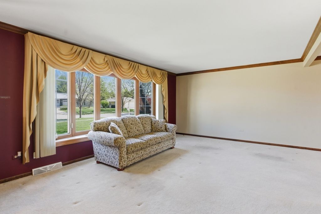 Image 4 of property listing at 14044 Terry Drive, Orland Park, IL 60462
