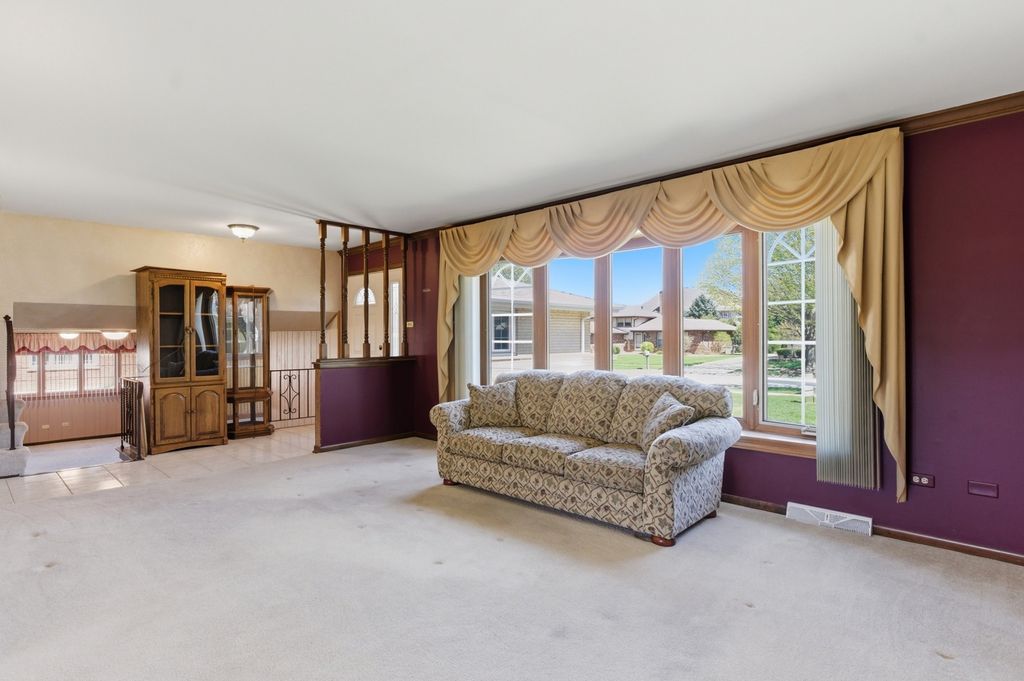 Image 5 of property listing at 14044 Terry Drive, Orland Park, IL 60462