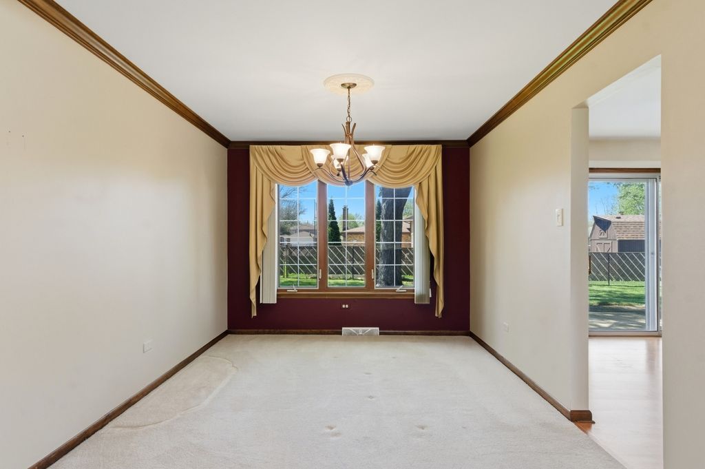 Image 7 of property listing at 14044 Terry Drive, Orland Park, IL 60462