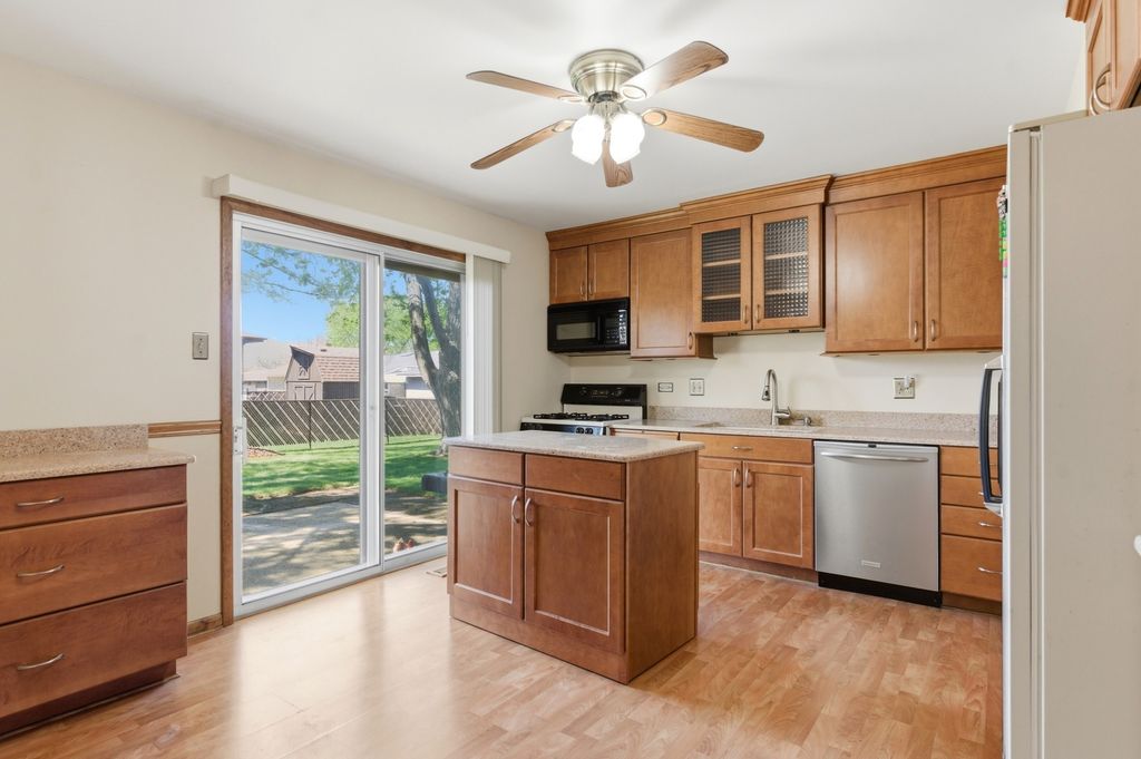 Image 8 of property listing at 14044 Terry Drive, Orland Park, IL 60462