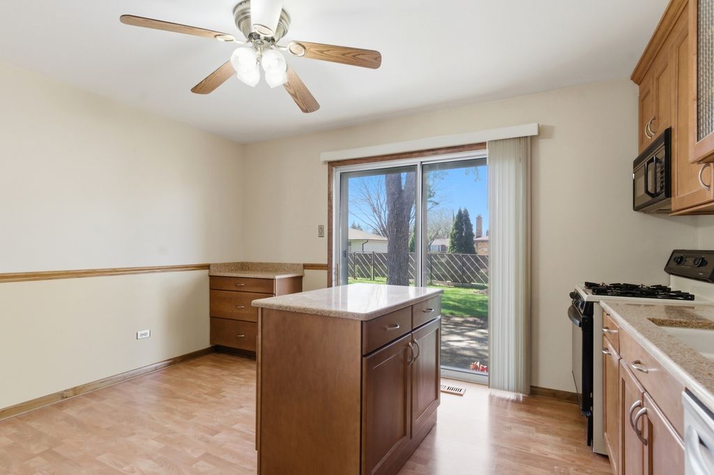 Image 10 of property listing at 14044 Terry Drive, Orland Park, IL 60462