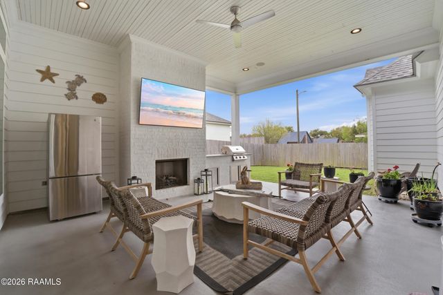 311 Harvest Creek Lane, Lafayette, LA 70508