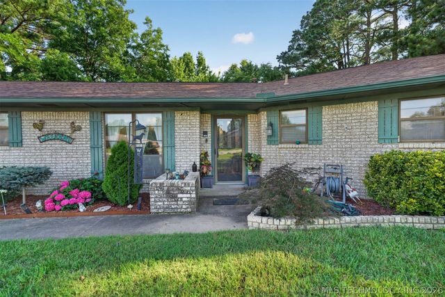910 Cardinal Lane, Okmulgee, OK 74447