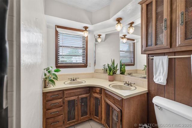 910 Cardinal Lane, Okmulgee, OK 74447