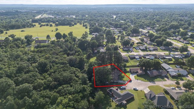 910 Cardinal Lane, Okmulgee, OK 74447