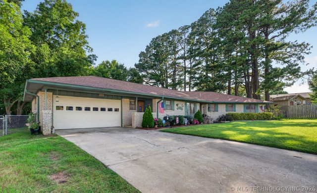 910 Cardinal Lane, Okmulgee, OK 74447