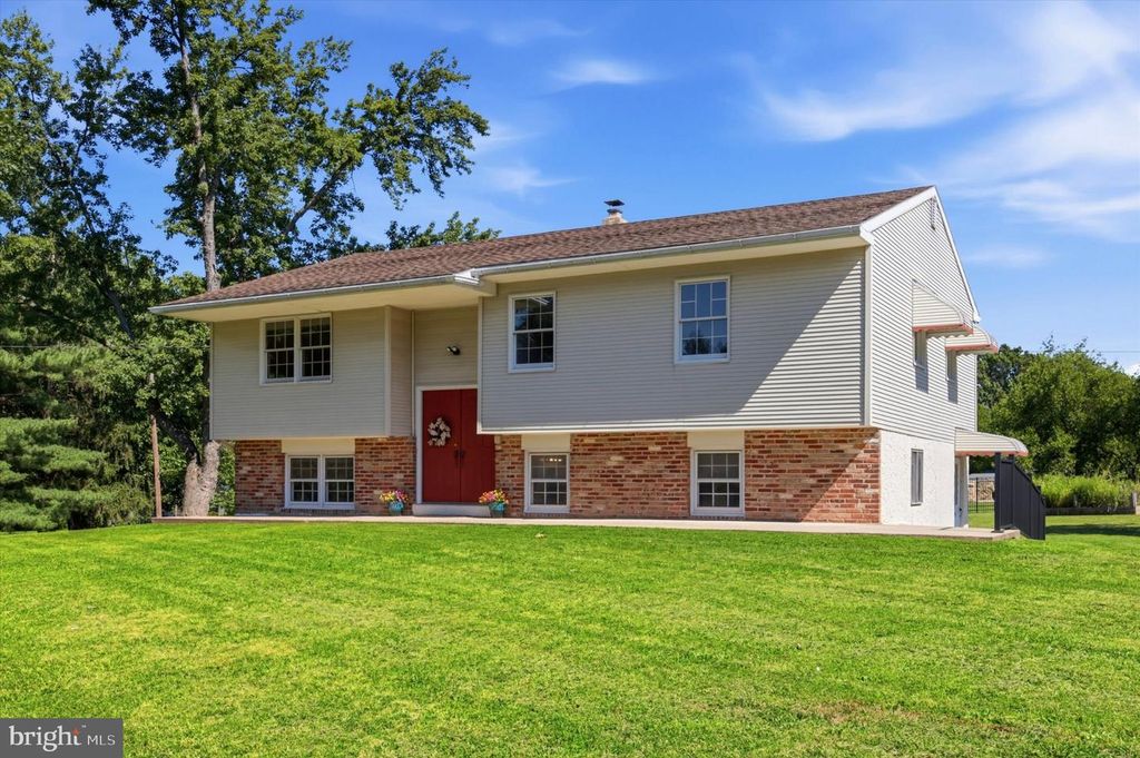 3901 BETH DR, COLLEGEVILLE, PA 19426 — exterior