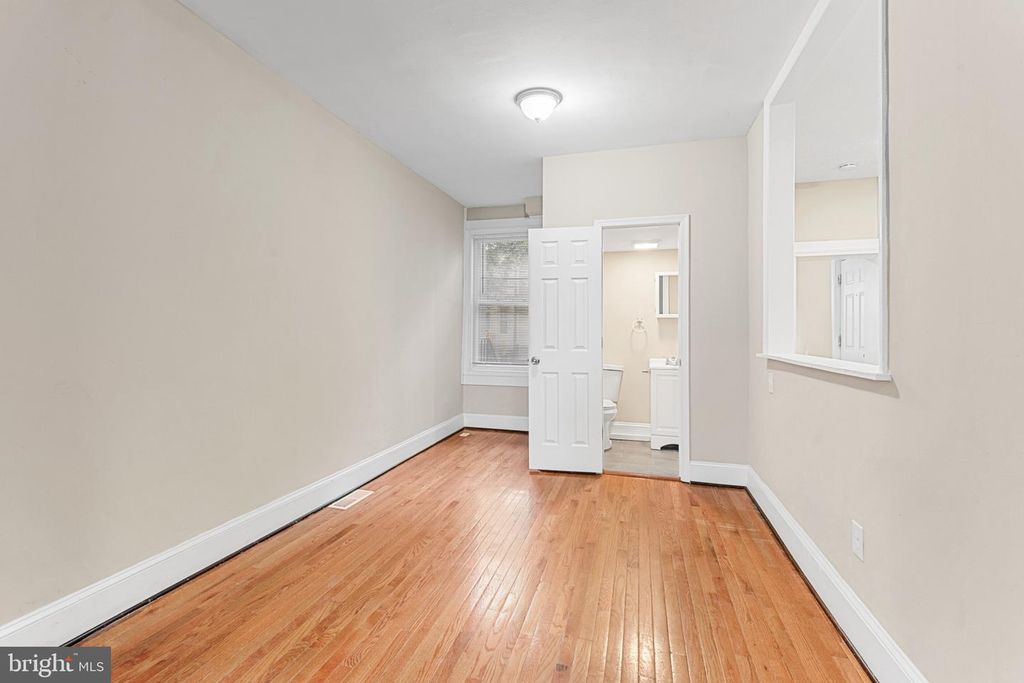 Image 4 of property listing at 530 WINSTON AVE, Baltimore, MD 21212